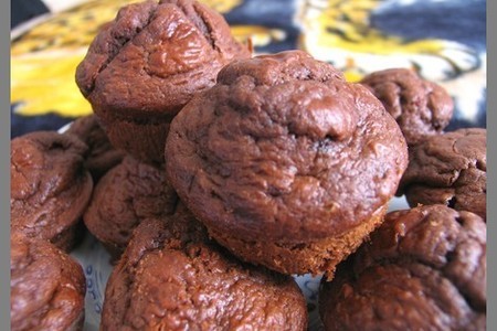 Фото к рецепту: Шоколадно-вишнёвые кексы