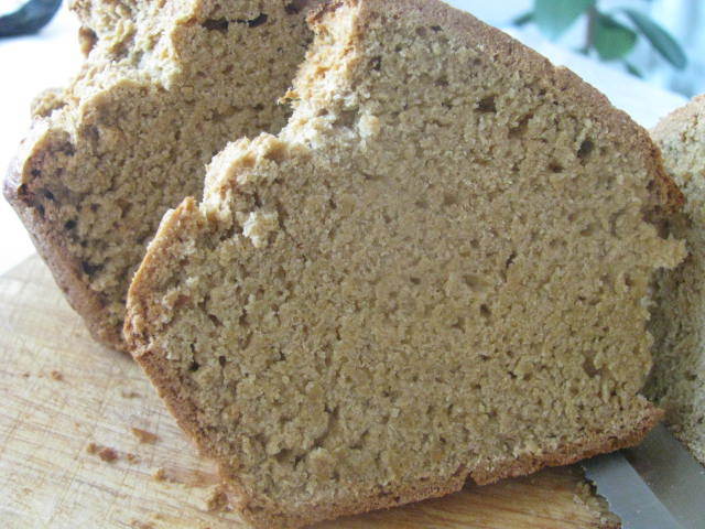 Пшенично ржаной на кефире. Ржаной хлеб на кефире без дрожжей. Хлеб с пряностями на кефире. Кефир и ржаной хлеб.