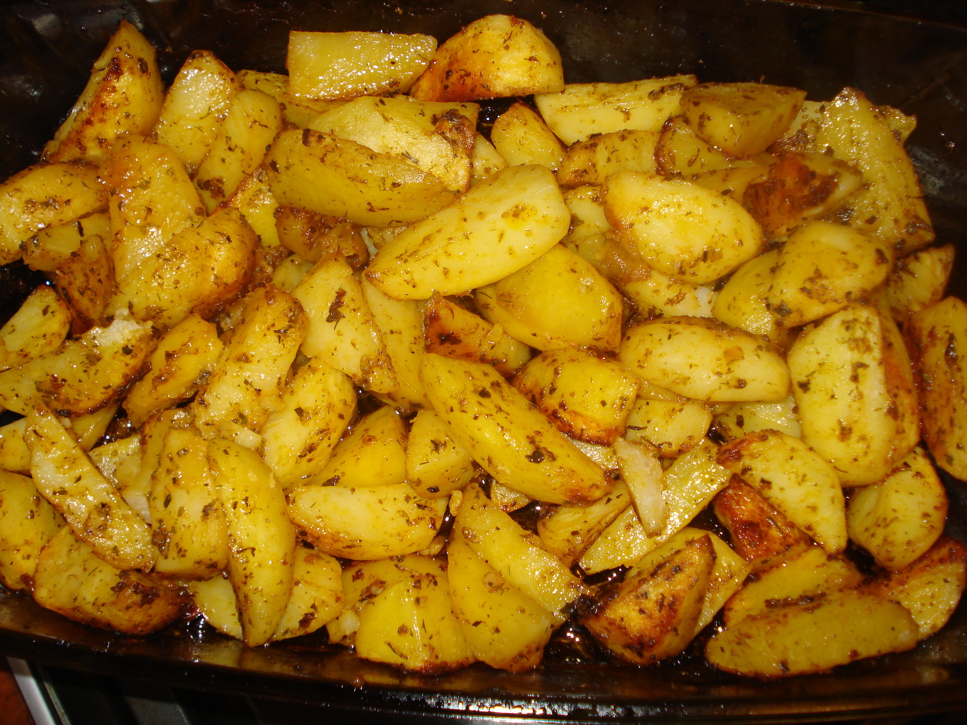 Картошка в электродуховке. Картошка в духовке. Картофель запеченный в духовке. Картошка ломтиками запеченная в духовке. Жареный картофель в духовке.