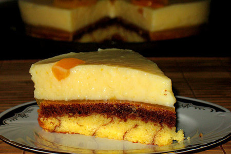 Фото к рецепту: Абрикосовый торт с кремом из пахты