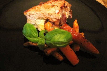 Фото к рецепту: Мясо с начинкой и морковными палочками