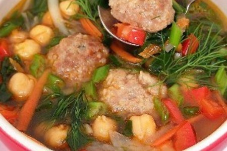 Шпинатный суп с горохом нут и мясными фрикадельками