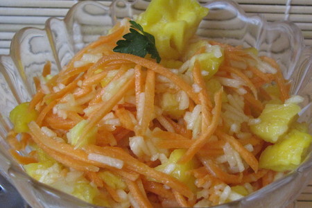 Фото к рецепту: Салат морковно-яблочный с вяленными ананасами