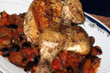 Цыплёнок с баклажанами и чёрными оливками