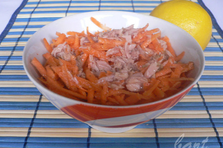Салат из моркови с тунцом.