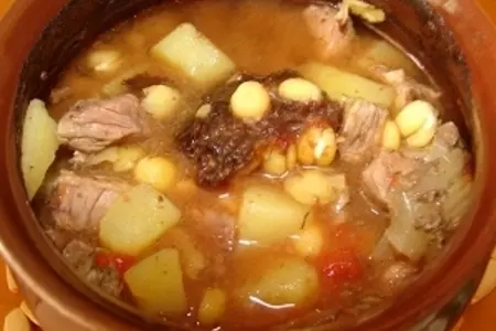 Гороховый суп с мясом в горшочке