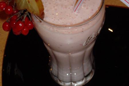 Фото к рецепту: Коктейль кисло-молочный с бананами и ягодами