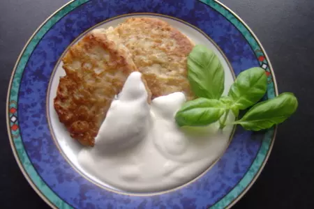 Мясные оладьи с йогуртовым соусом.   .
