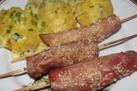 Свинина на шпажке с печёным картофелем