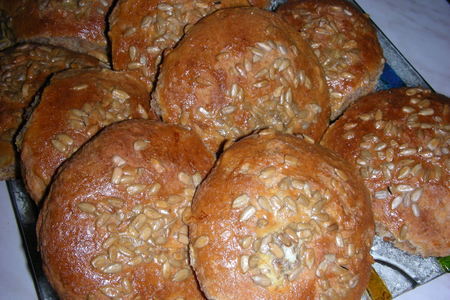 Фото к рецепту: Овсяные булочки с семечками