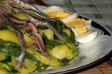 Фото к рецепту: Картофельно-фасолевый салат с анчоусами