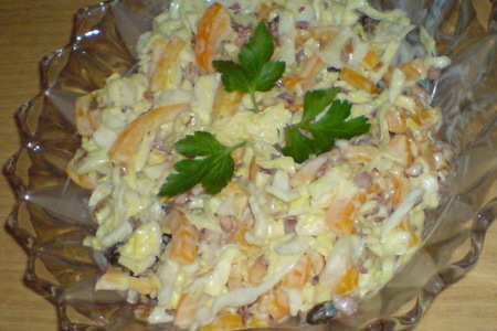 Салат из весенней капусты с паприкой и беконом