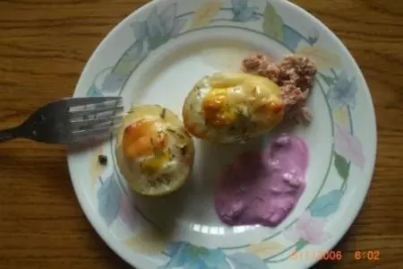 Корзинки с тунцом и перепелиными яйцами под соусом