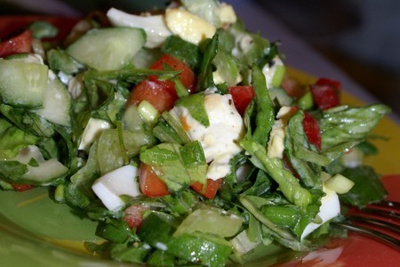 Фото к рецепту: Салат с мягким сыром и кисло-сладкой заправкой