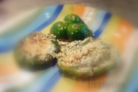 Фото к рецепту: Творог с зеленью по-армянски, поданный в свежем перце