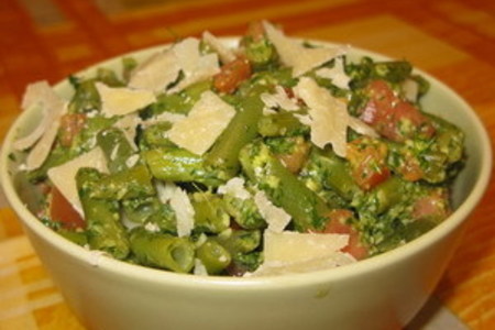 Фото к рецепту: Зеленая фасоль с ароматным соусом и пармезаном