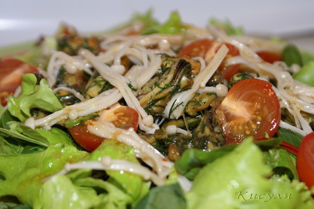 Фото к рецепту: Тёплый салат с мидиями и грибами