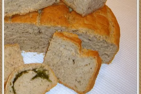 Хлеб ароматный с кунжутом и мини-хлеб  чесночный.
