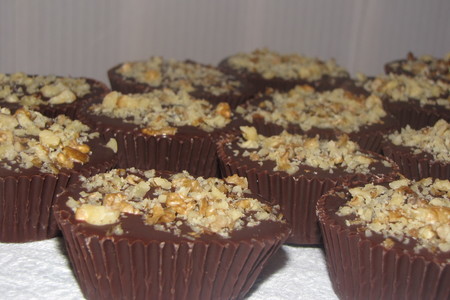 Фото к рецепту: "шоколадные тарталетки" или домашние конфеты с сухофруктами в сливочной начинке