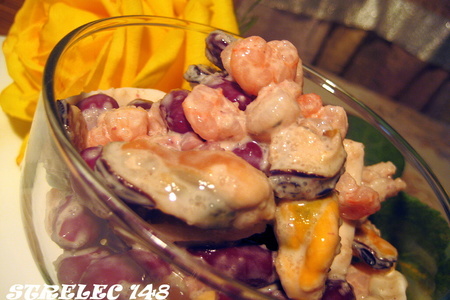 Салат с морепродуктами, фасолью и икрой мойвы.