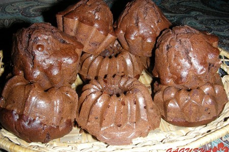 Шоколадные кексы с сушеной вишней