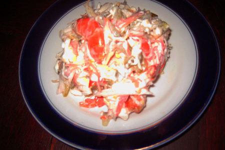 Фото к рецепту: Салат "костёр на снегу"- королевские креветки на белой подушке из йогурта и хрена.