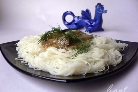 Фото к рецепту: Рисовая вермишель с печенью в коньячном соусе.
