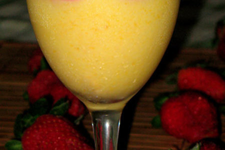Персиково-клубничный-smoothie