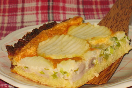 Картофельный «пирог» с курицей и пореем.