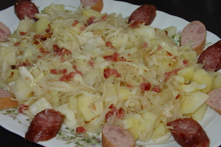 Фото к рецепту: Тёплый салат с картофелем и капустой.