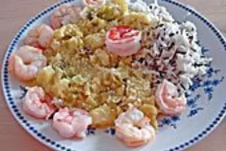 Креветки с ананасом и яблоками под соусом карри.
