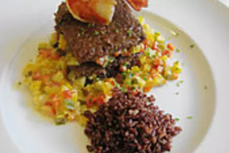 Башенки с фаршем, овощами и креветками.