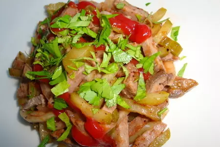 Салат с языком и маринованным луком