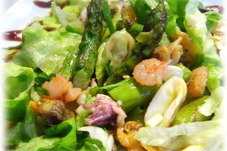 Фото к рецепту: Теплый салат со спаржей и морским коктейлем