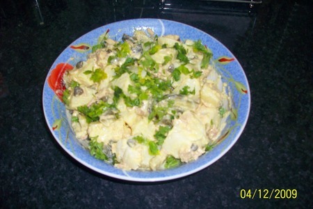 Фото к рецепту: Картофельный салат с тунцом и каперсами.