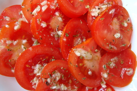 Фото к рецепту: Заправка для помидор и салат с ними же