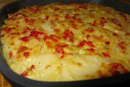 Картофель "дофин" с двумя видами сыра и паприкой