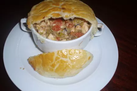 Куриное мясо с луком пореем под крышкой из теста