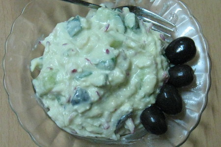 Фото к рецепту: Салат из огурцов,авокадо и йогурта