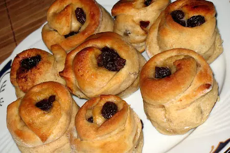 Улитки из творожного теста с изюмом и корицей