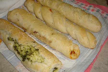 Фото к рецепту: Хлеб с соусом из кориандра и соусом из вяленных помидор