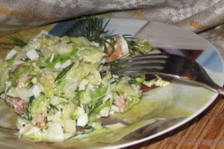 Салат из капусты с копченым лососем