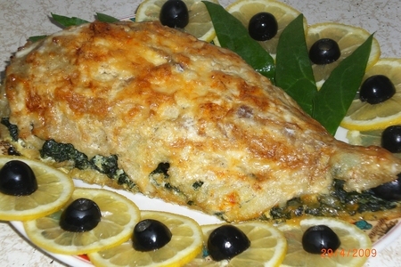 Фото к рецепту: Запеченая рыба с маслинами и шпинатом
