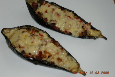 Фото к рецепту: Запеченые баклажаны фаршированные овощами с беконом под сырной корочкой.