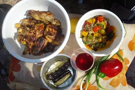 Пикантная курочка и сборный салат запечённые на углях