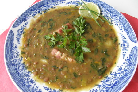 Фото к рецепту: Суп с коричневой чечевицой и шпинатом