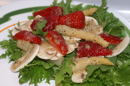 Фото к рецепту: Салат  с грибами, спаржей и клубникой