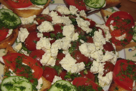 Фото к рецепту: Быстрый и простой салат для пикника с тостами