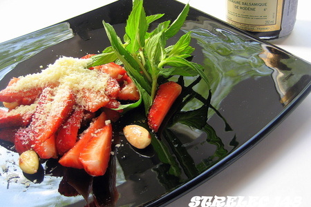 Фото к рецепту: Салат из клубники с миндалем и пармезаном.