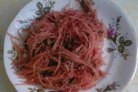 Салат из рисовой лапши с овощами и сердечками.